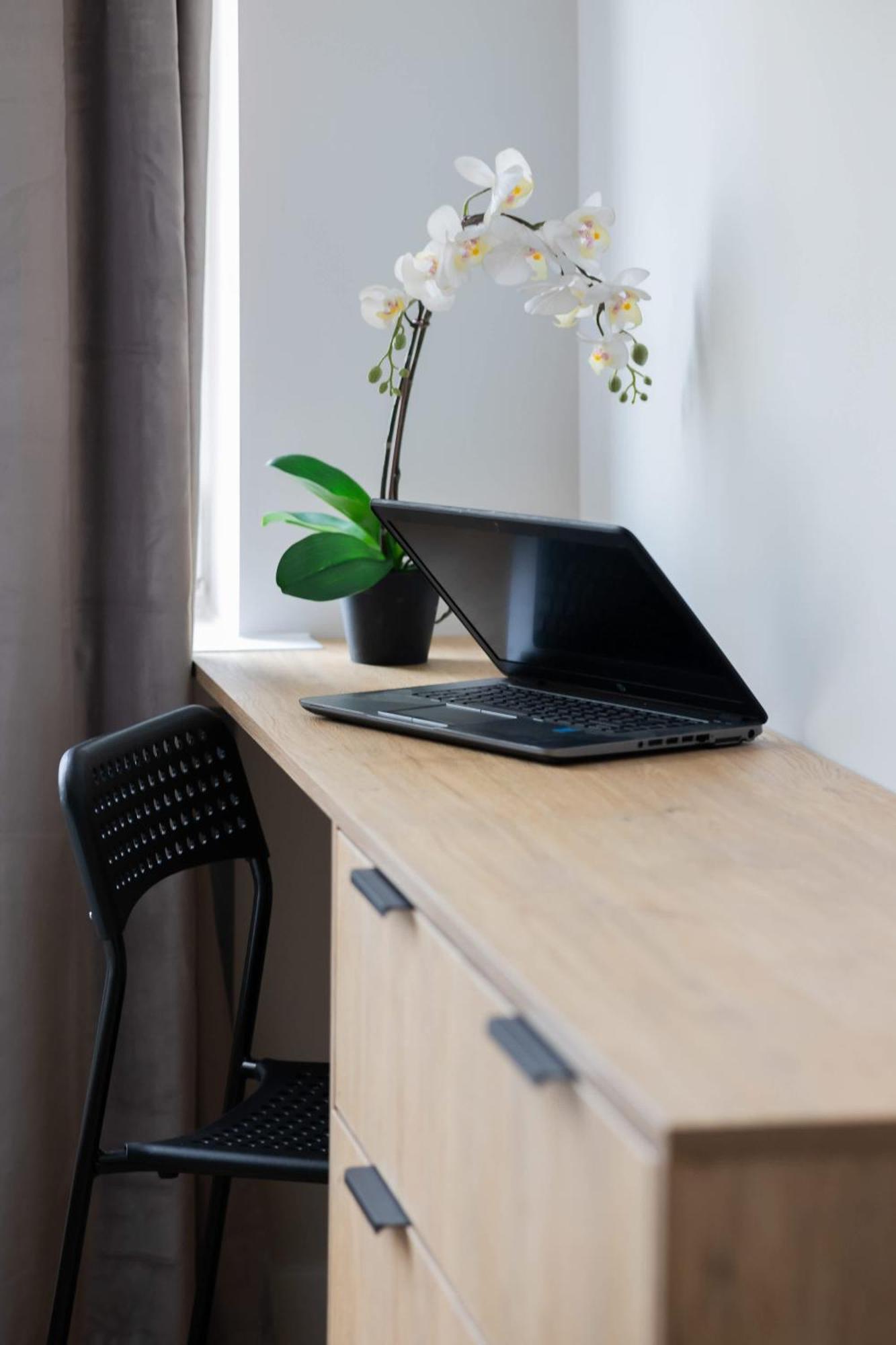 Apartament W Sercu Warszawy Biurko Do Pracy Zdalnej By Renters Warszawa
